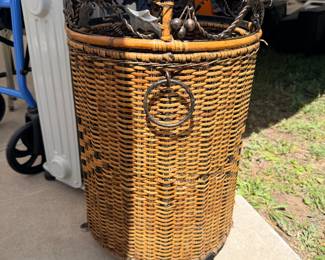 Round wicker laundry hamper