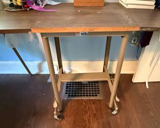 Hi-Lo Metalstand Typewriter Table