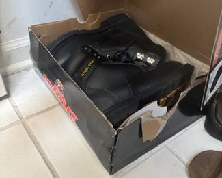 Steel toe boots 