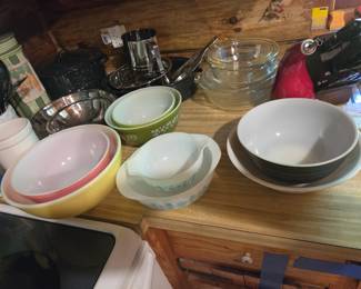 Pyrex mixing bowls, knife set, misc kitchen items