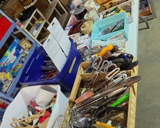 various kitchen utensils (whole bin of unopened ones)