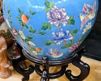 Asian vase/pot