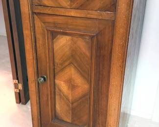 Side table/cabinet
