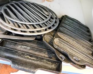 Cast iron cornbread molds