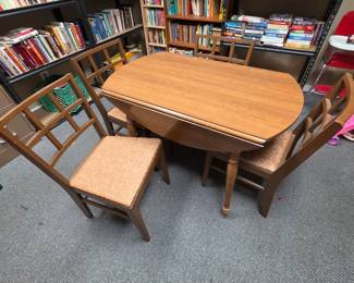 Vintage Drop Leaf Table with 2 Leaves and 4 chairs (see next phot) - very good condition