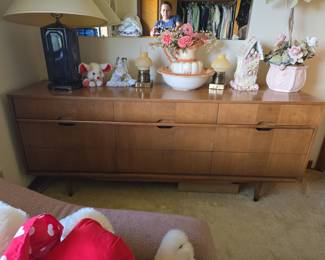 Kroehler "Custom Crafted" Mid-Century Modern Long Nine Drawer Dresser