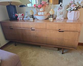 Kroehler "Custom Crafted" Mid-Century Modern Long Nine Drawer Dresser