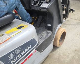 Nissan 35 Forklift