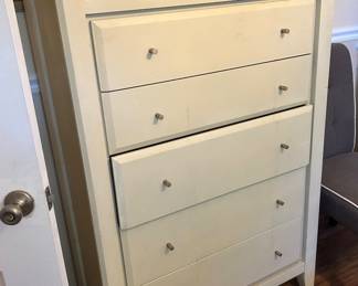 Modern Chest of Drawers: Excellent Condition