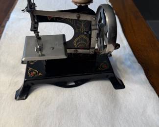 Toy sewing machine