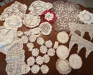 VINTAGE LINENS CROCHET & EMBROIDERY DOILIES