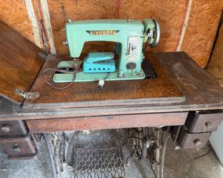 KINGSTON SEWING MACHINE & SINGER SEWING CABINET