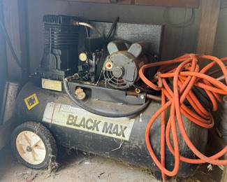 BLACK MAX 230V 5HP 25 GALLON AIR COMPRESSOR