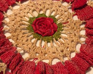 VINTAGE LINENS CROCHET & EMBROIDERY DOILIES