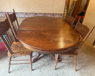 VINTAGE OAK DINING TABLE WITH ONE LEAF & 4 CHAIRS