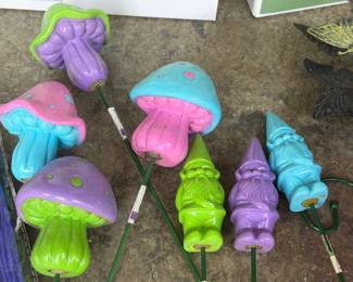 YARD & GARDEN DECOR BUTTERFLIES GNOMES MUSHROOMS