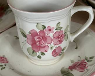 VINTAGE ROSELAND BY GIBSON DISHWARE PLACE SETTINGS 