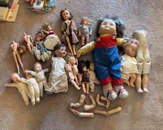 Dolls, with doll clothes (some with or without limbs)