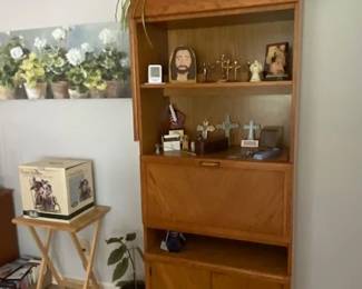 shelving, picture, misc. crosses, live plants
