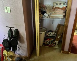 towels, shoe rack