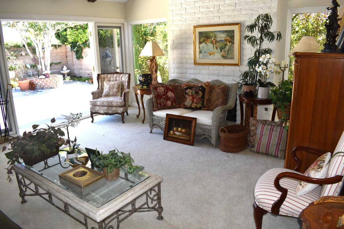 Living Room Overview, Access to backyard