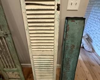 PAIR OF WHITE SHUTTERS AND GREEN SHUTTERS AND 2 LONG METAL GREEN TRAYS