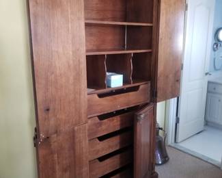 Queen bedroom suite: armoire