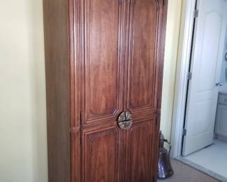 Queen bedrrom suite: armoire