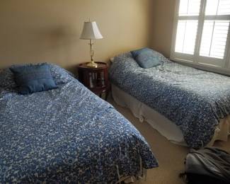 Twin beds; end table; table lamp
