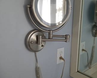 Lighted magnifying mirror