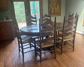 Table and six chairs in a Leif very nice quality