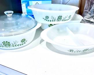Vintage Pyrex baking dishes