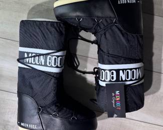 NWT & bag: moon boots size 35/38 $140 