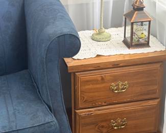End table with lamps