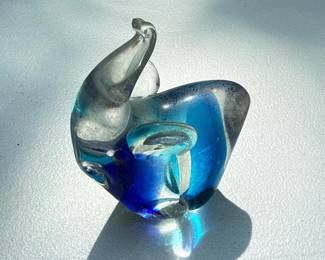 061 glasselephantfigurinewithblueandaq