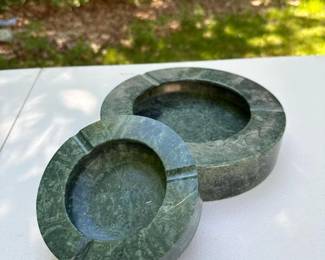 054 setoftworoundgreenmarbleashtrays