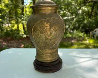 029 vintagechinesebrassjarwithlidandw