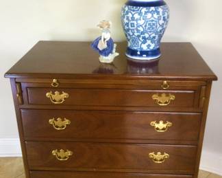 Vtg Kittinger Williamsburg Bachlor's Chest