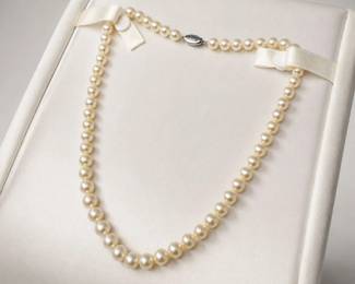 140 FortunoffPearlNecklaceSterlingClaspBoxed