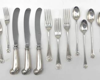 Colonial Williamsburg reproduction sterling silver pattern "Williamsburg Shell" by Stieff includes three dinner forks, three salad forks, three knives, three teaspoons, three iced teaspoons, one master butter knife. 503g. (excluding knives)