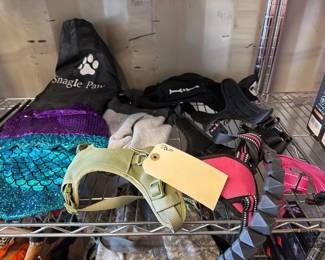 4044 Dog Harnesses Costumes, Vases