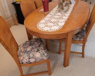 Oak dining table with 6 matching chairs, 2 leaves and top protection cover