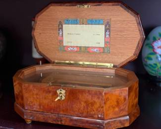 Vintage Birds Eye maple music box