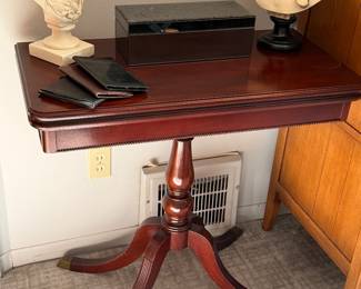 Gorgeous mahogany Duncan Phyfe style flip top table