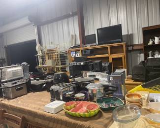 small kitchen appliances and stereo equipement