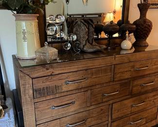 King set dresser