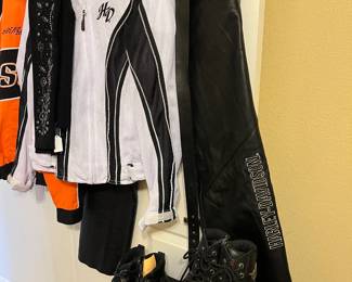 Black Ladies leather chaps Harley Davidson. Like new.
