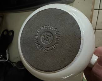 Le Creuset Signature Enameled Cast Iron Round Wide Dutch Oven, . Quart, White third image