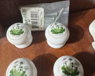 Knob Hill Chrysanthemum Leucanthemum Ceramic Drawer Pulls