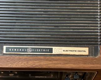 General Electric IC Electronic Digital Alarm Clock Radio second image